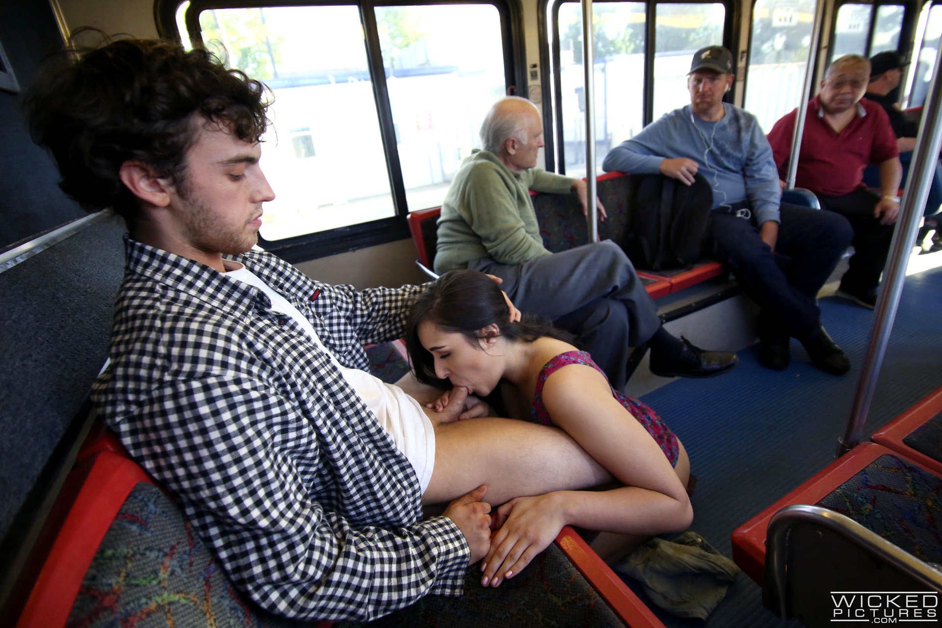 Рыжая женщина в общественном транспорте строчит любительский минет негру