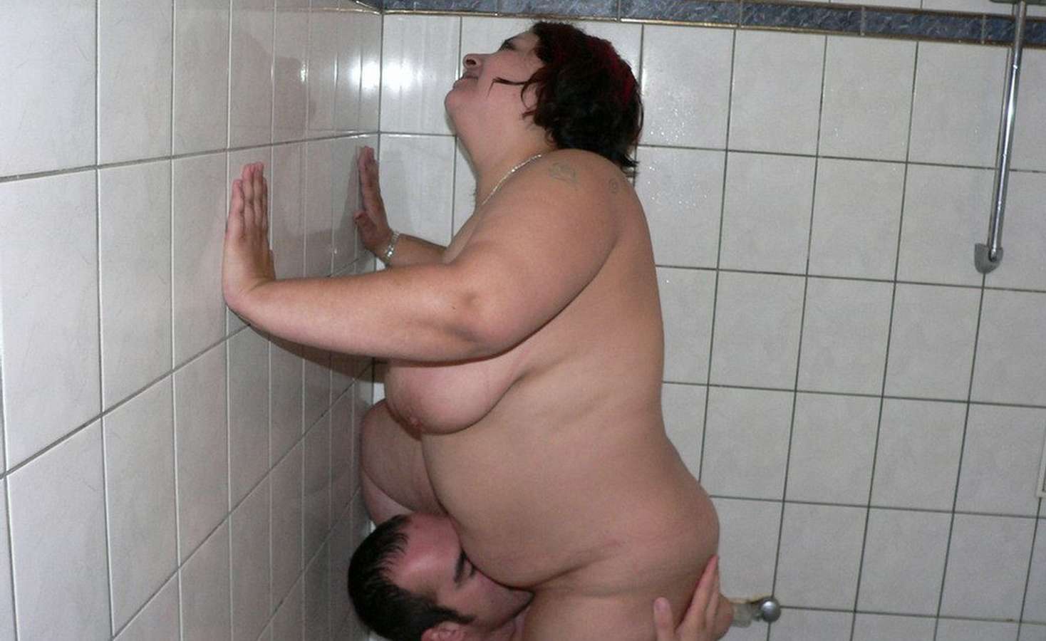 В ванной зрелая толстуха перед домашней скрытой камерой принимает душ