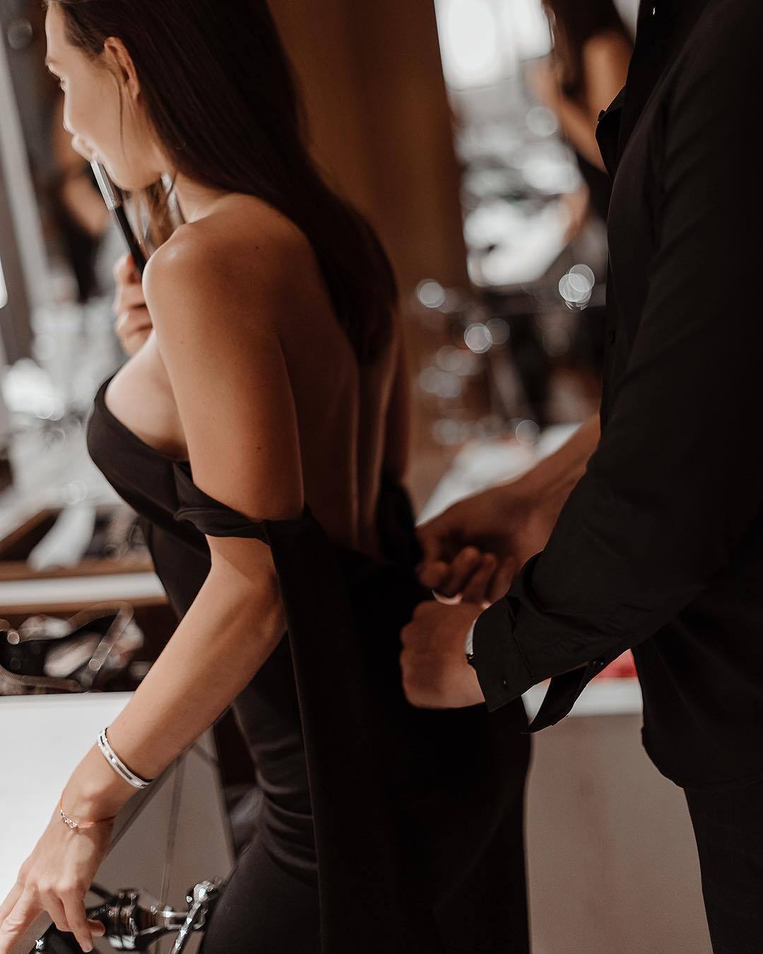 Брюнетка снимает платье перед бойфрендом порно фото бесплатно