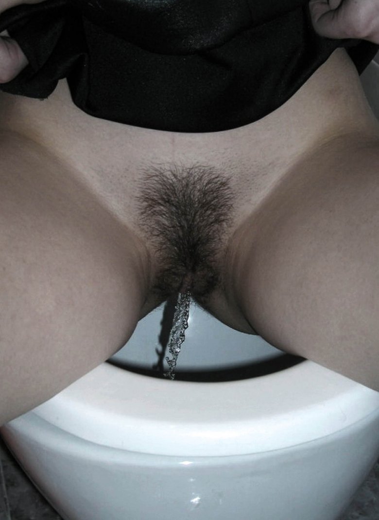 Женщина с мохнатой киской ссыт в туалете