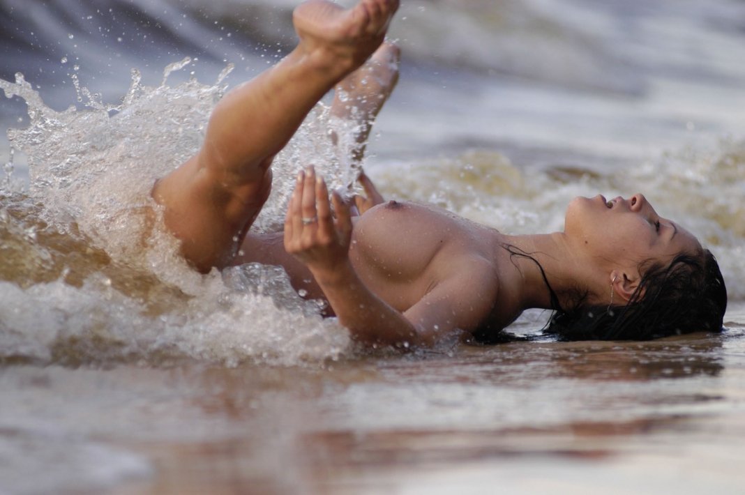 Эротичная девушка нудистка соблазняет в воде  16 фото