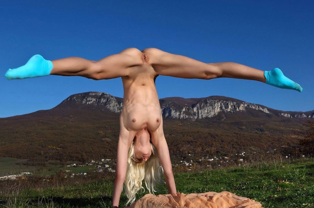 Naked camgirl doing handstand showing flexibility free porn images