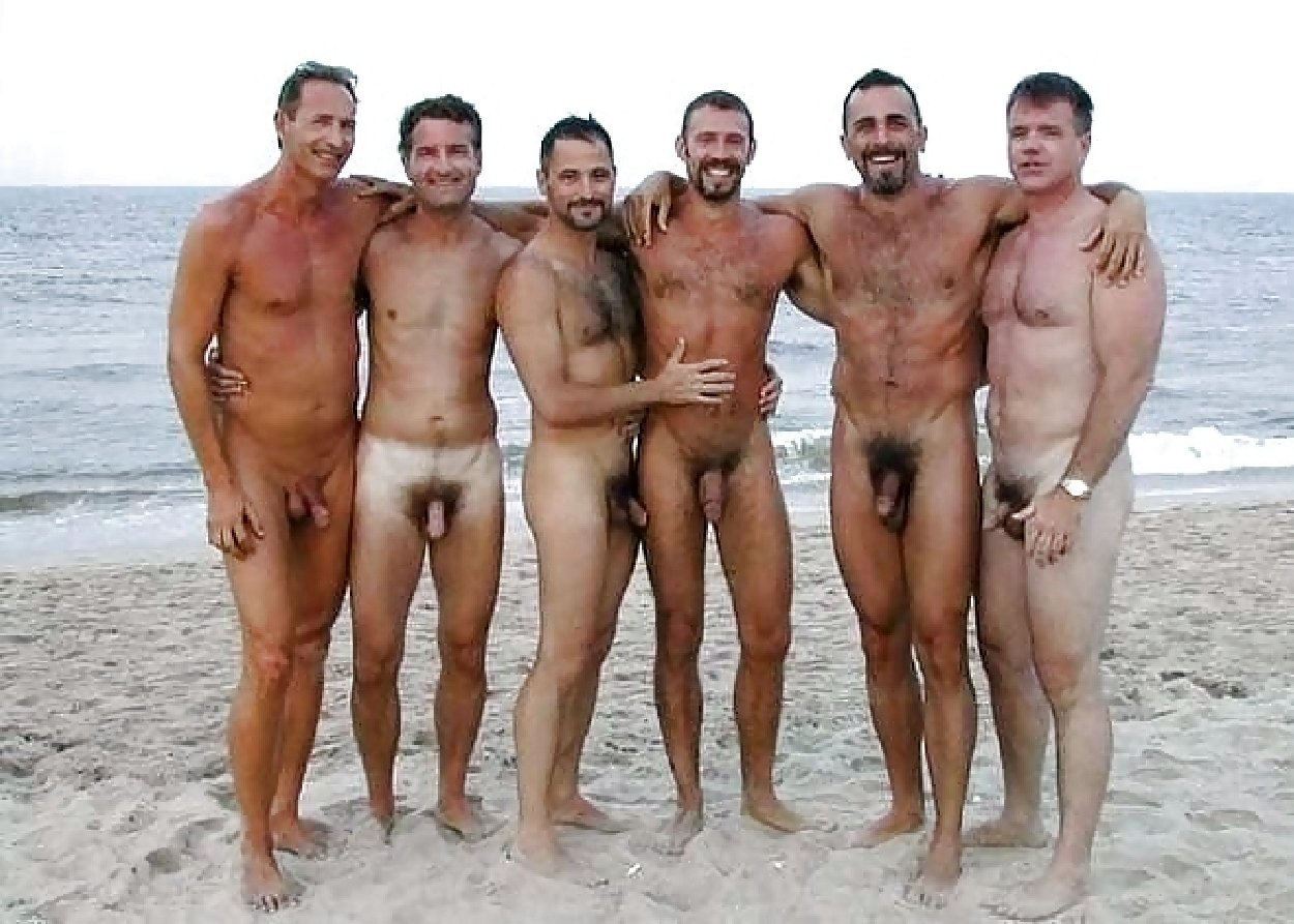 Голые девушки и парни на пляже фото