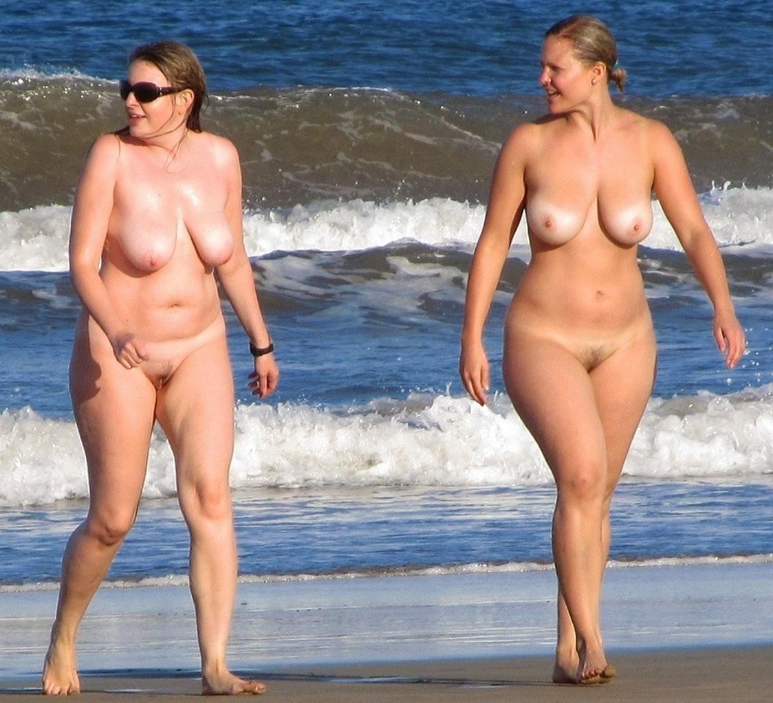 Обнаженные бабенки на пляже фото