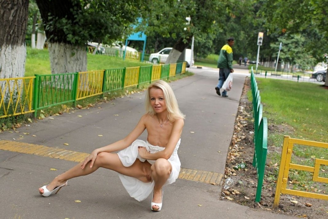 Очаровательная блондинка гуляет по городу без нижнего белья порно фото
