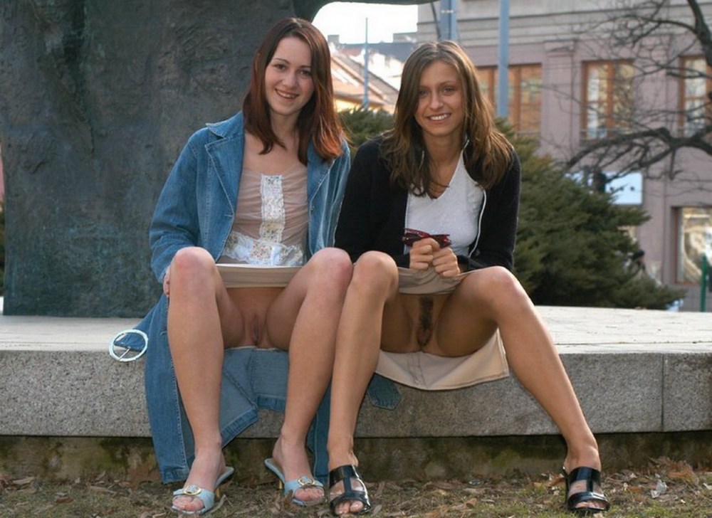 Молодые девки светят бритыми пездами перед камерой