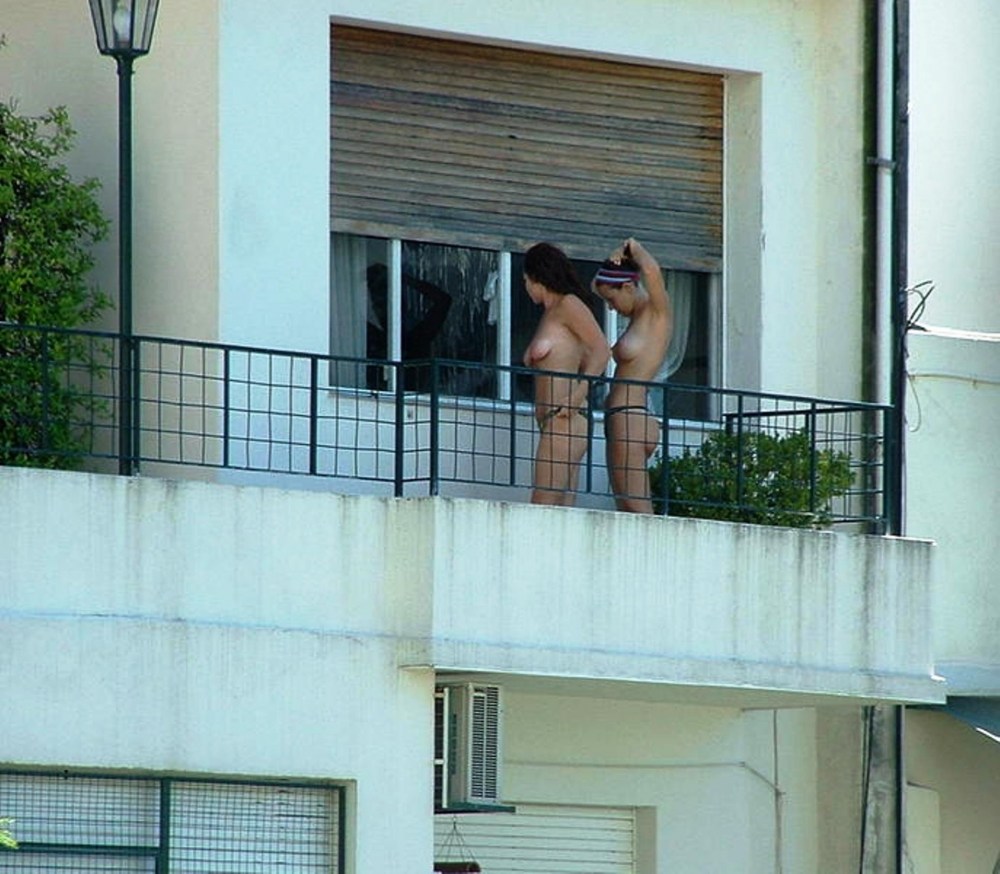 Жена разделась на балконе