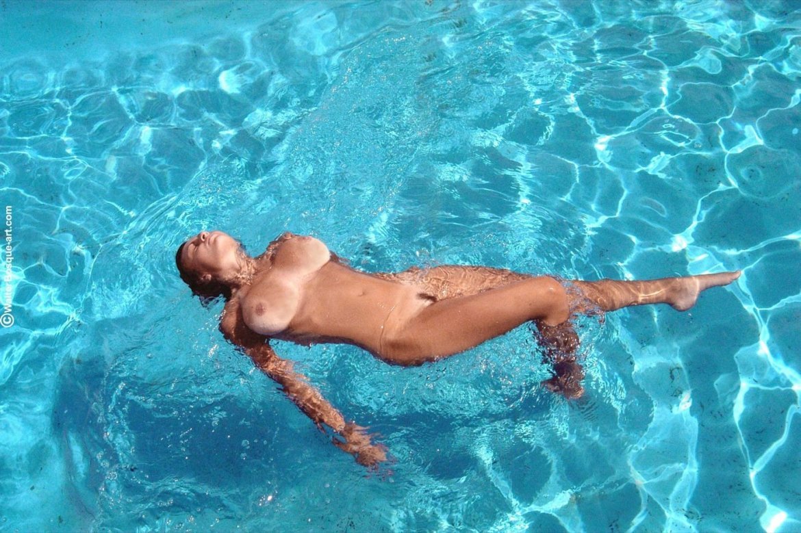 Эротическая фото съёмка в бассейне