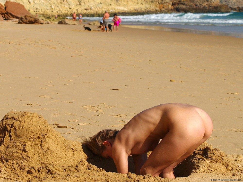 Супруги загорают нагишом на диком пляже порно фото