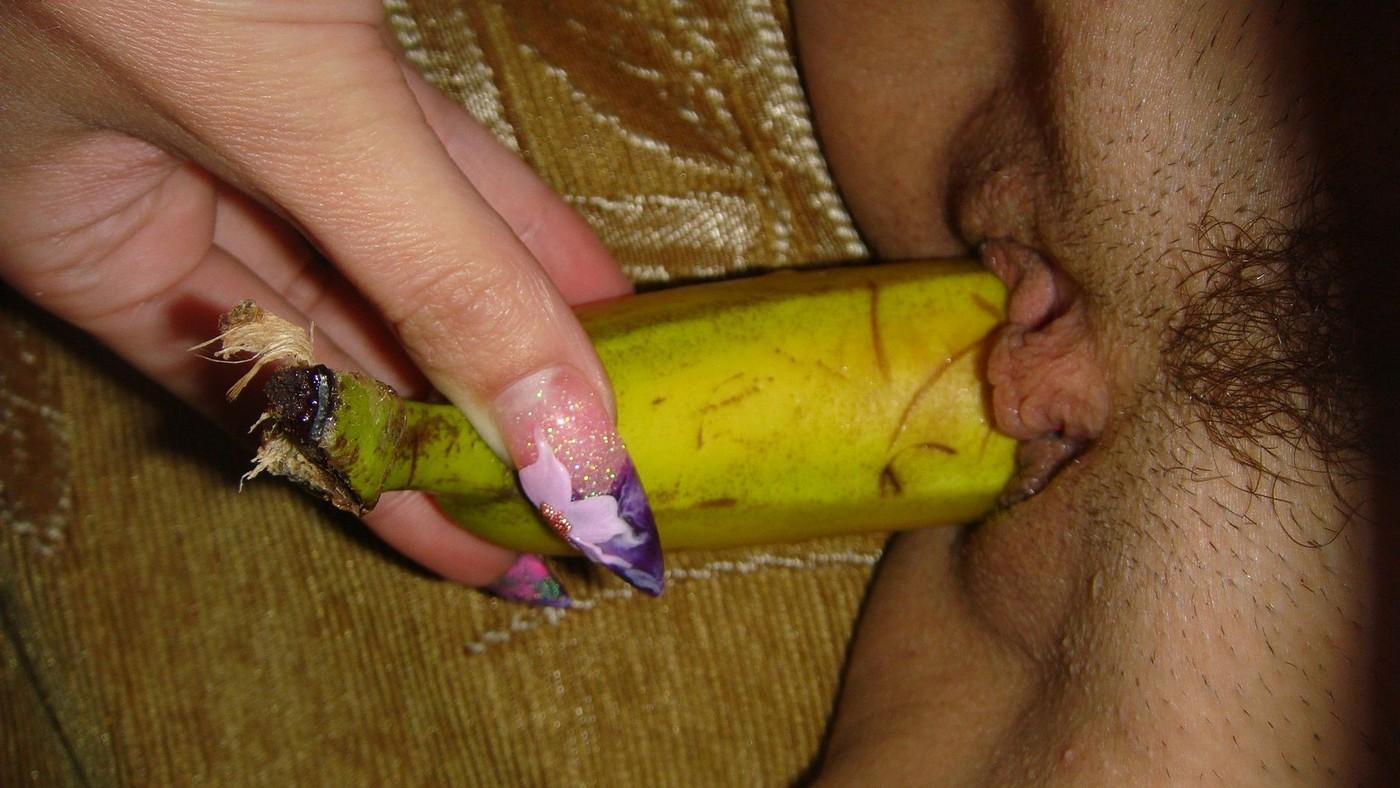 Красотка засовывает в письку огурец и банан