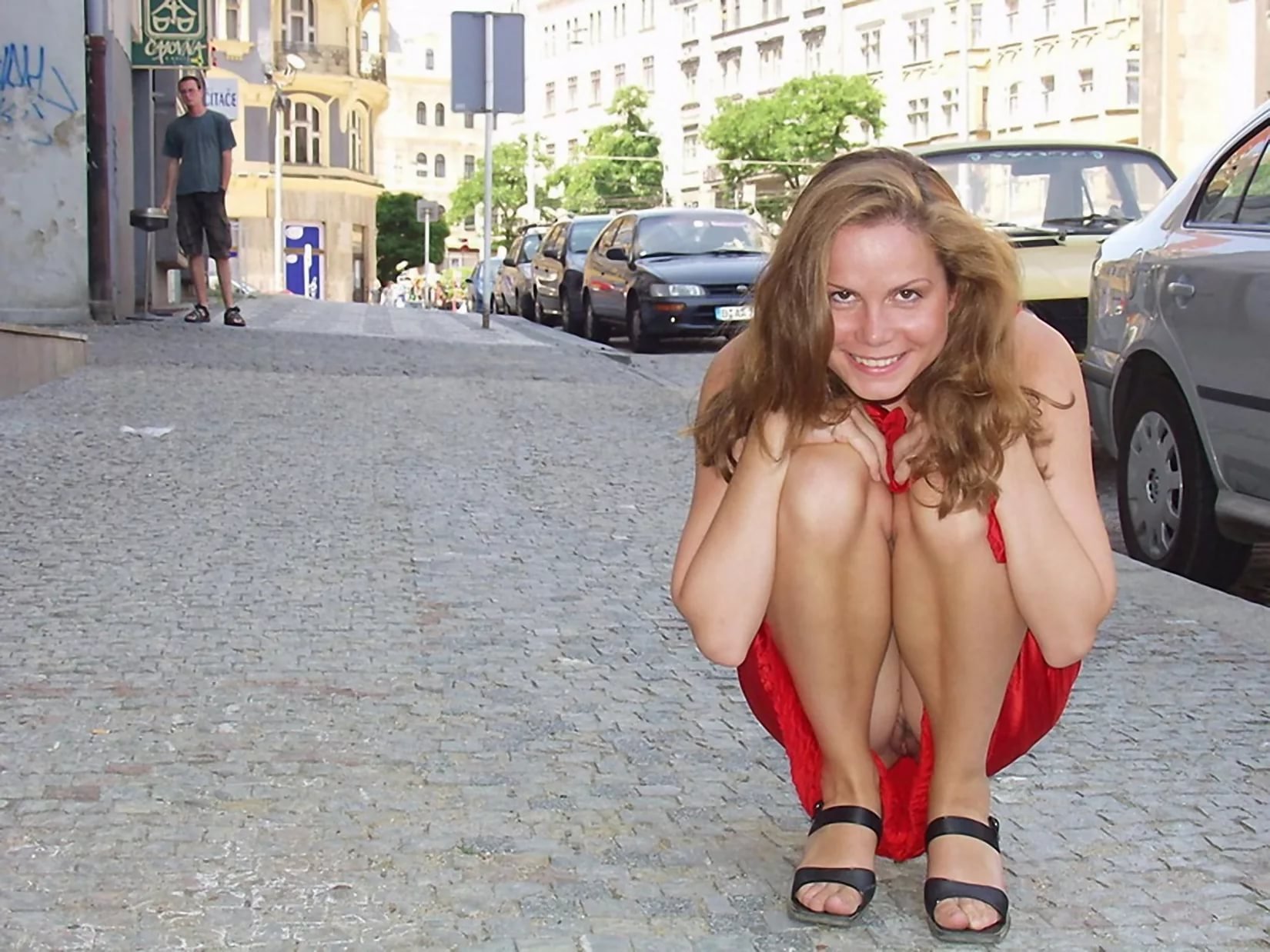 Студентка устроила эротическую фотосессию прямо на улице