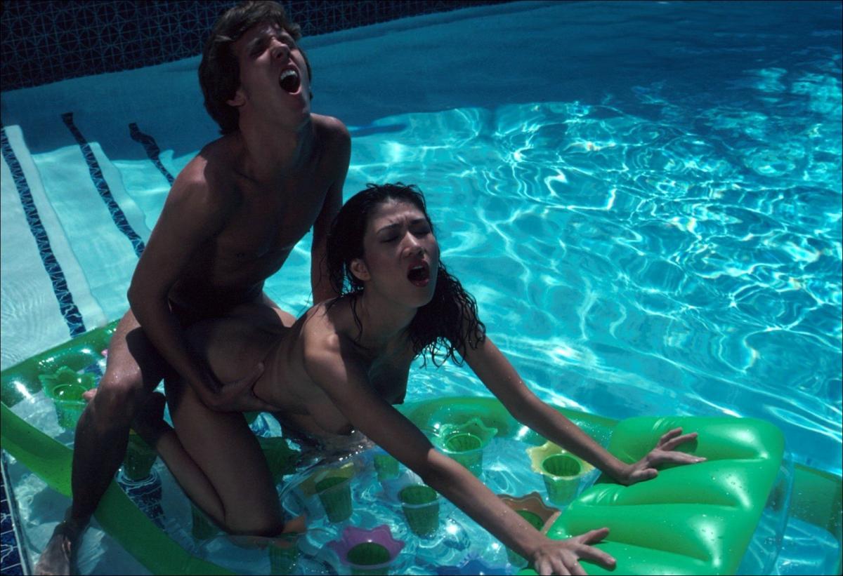 Худенькая Камилла резвится в бассейне - порно фото