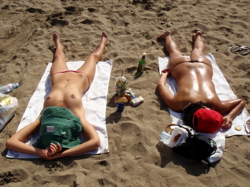 Девушки загорают топлес и голышом на нудистских пляжах