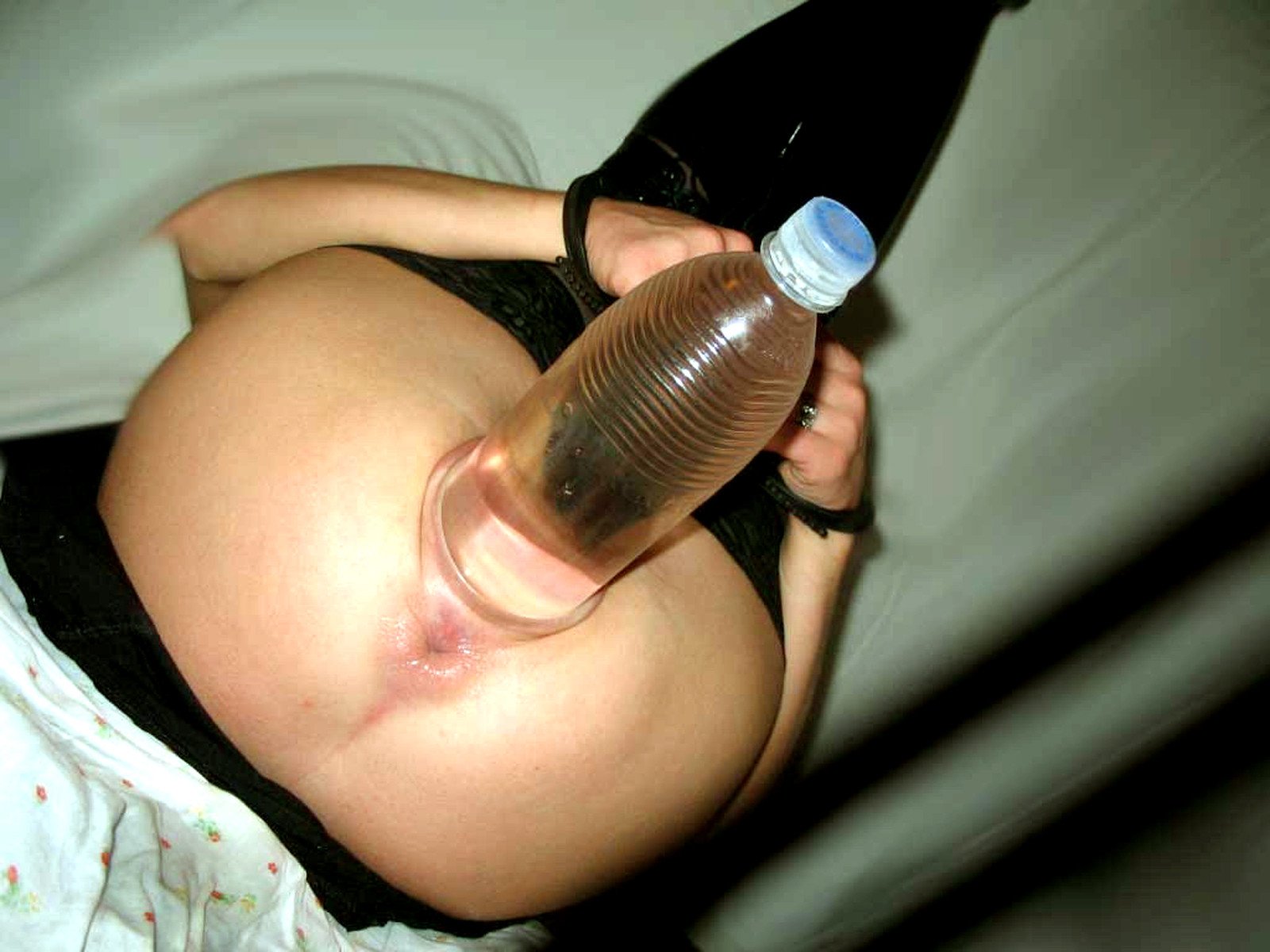 Пластиковая бутылка в вагине фото