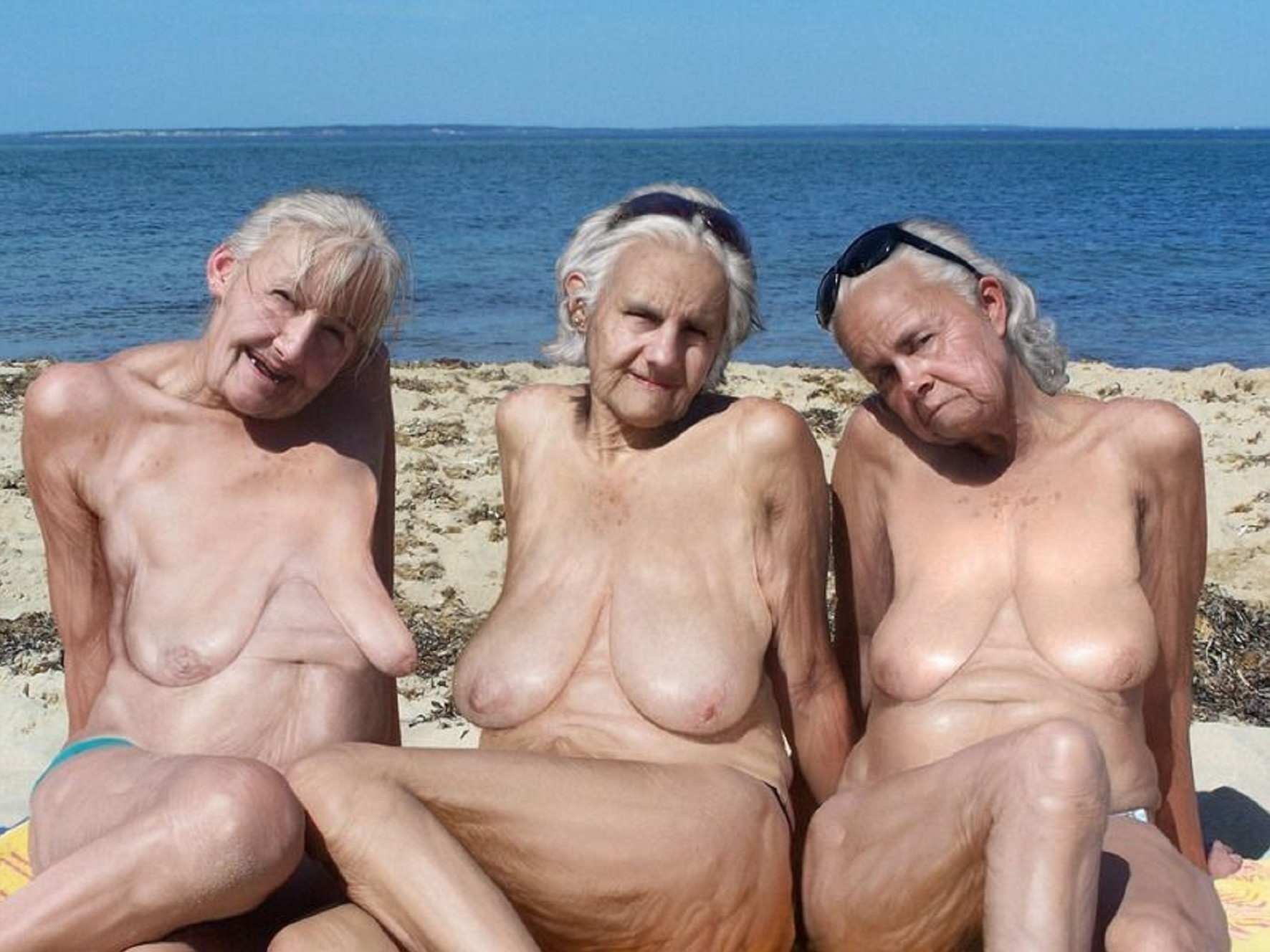 Пожилая нудистка пенсионерка приехала в Анапу и мастурбировала