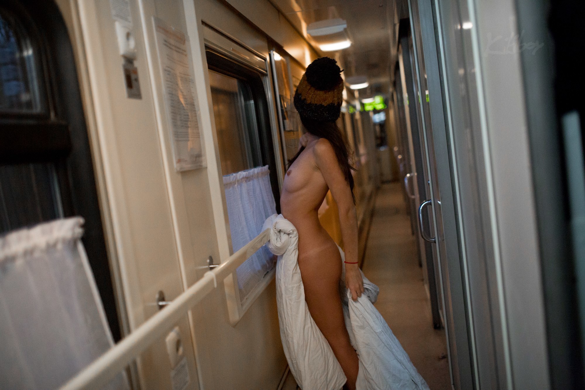 В Поезде Подглядывают Под Трусы Порно Видео