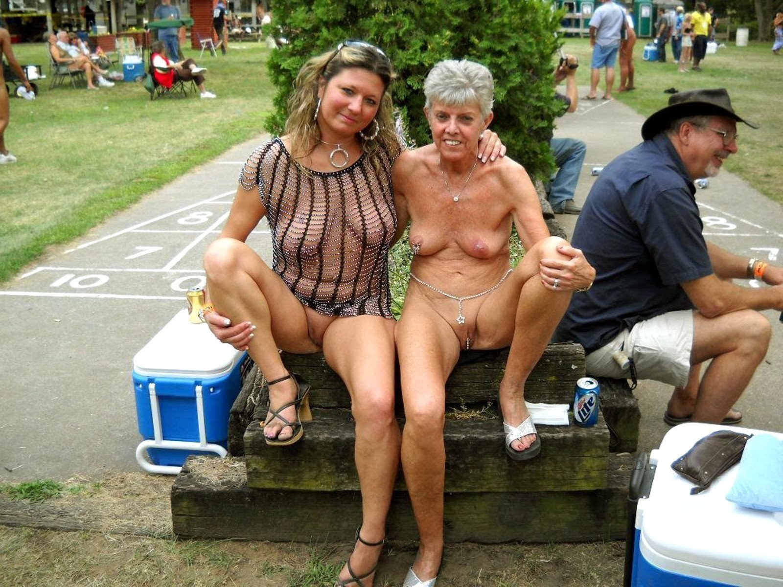 Старые Женщины Порно На Улице