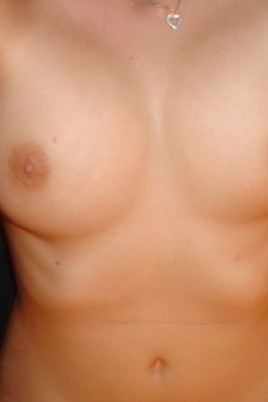 2 размер голой груди (47 фото)