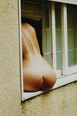 Голая в окне (77 фото)
