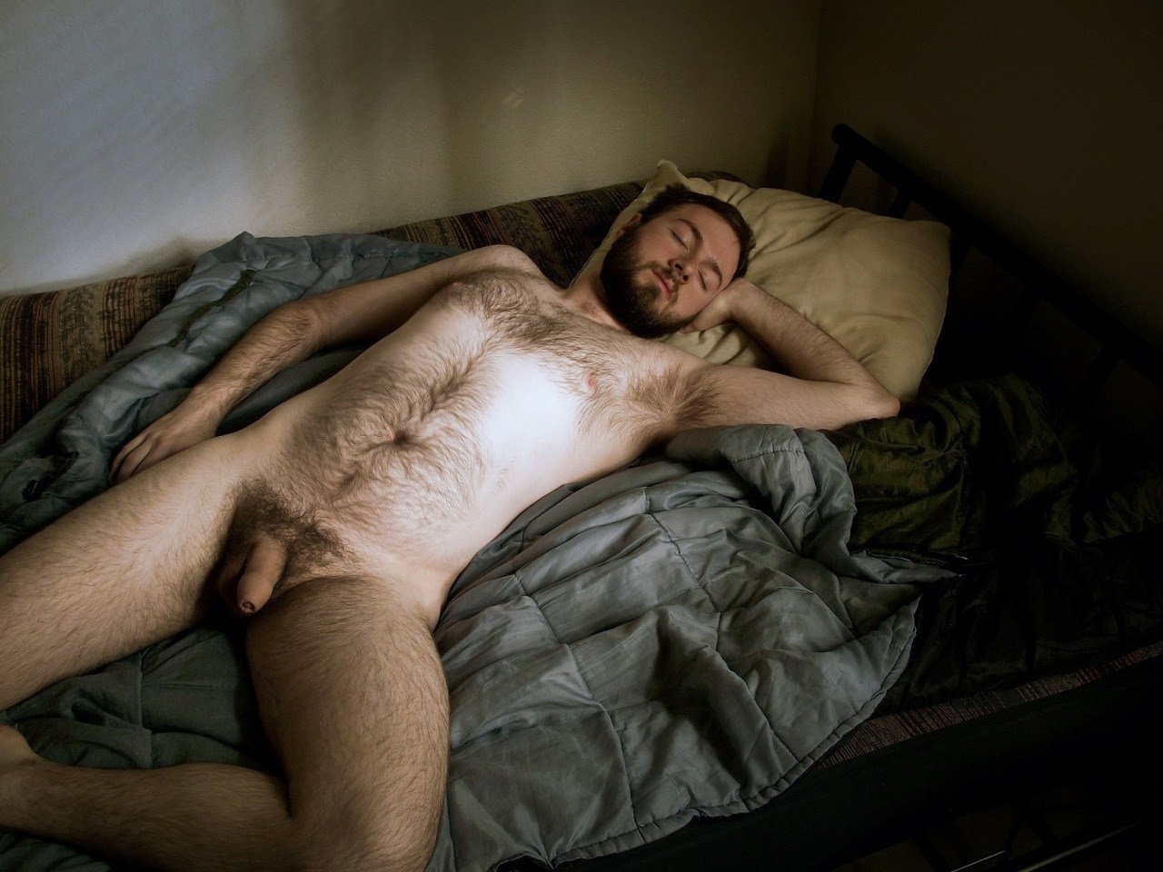спящие голые мужчины фото 94