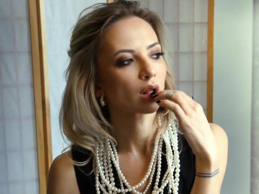 Ирина Тонева в журнале Максим