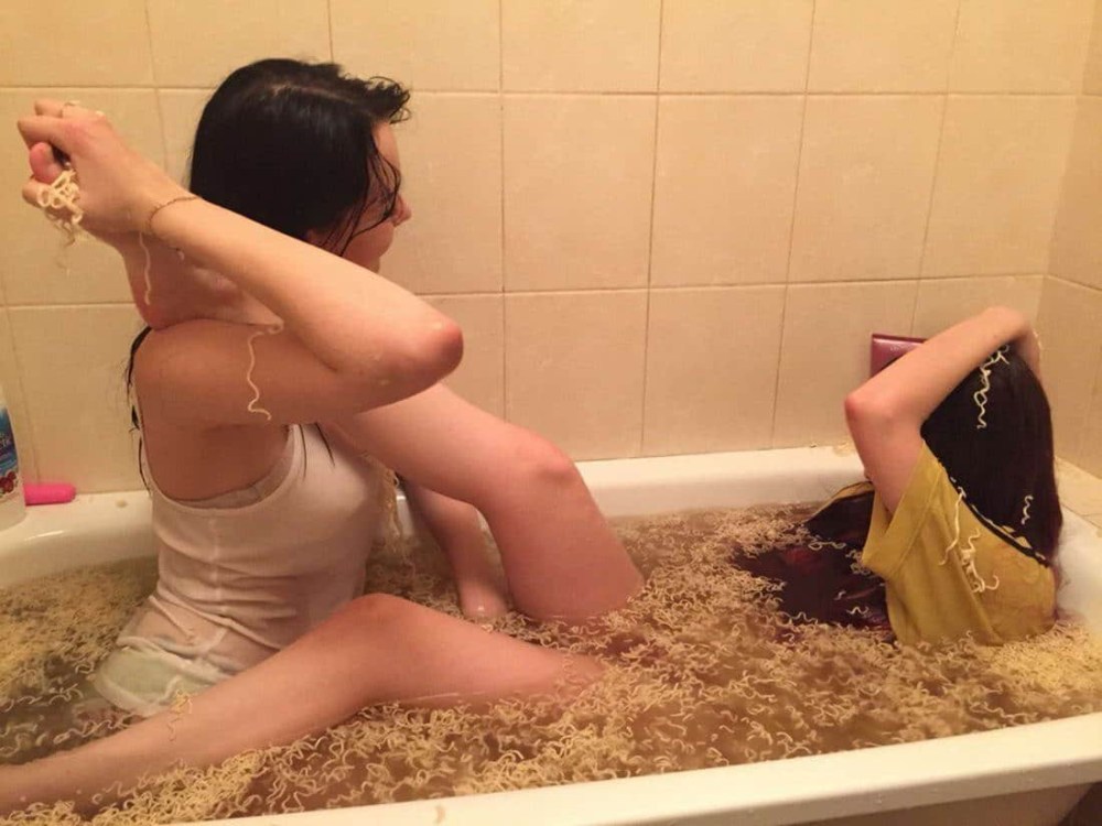 Девушки из соцсетей в ванне