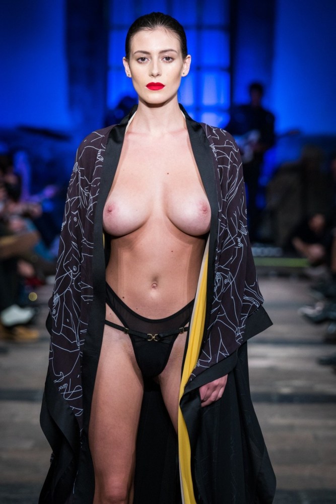 Alejandra Guilmant голая на подиуме