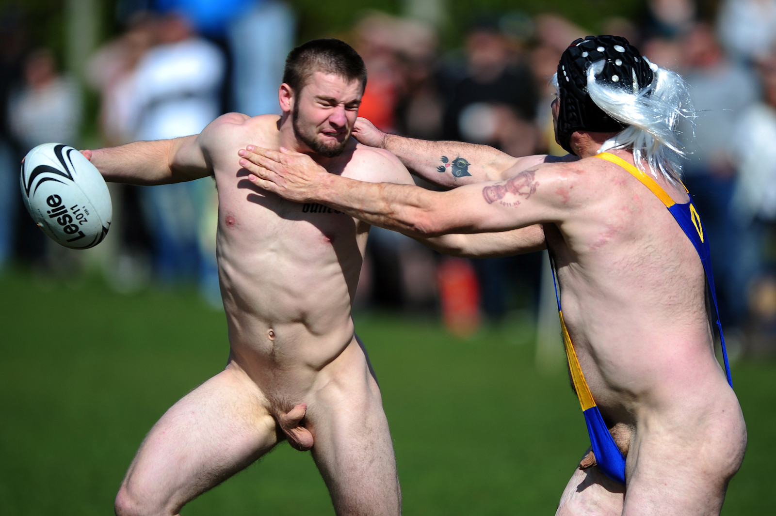 голые мужчины играют в футбол (120) фото