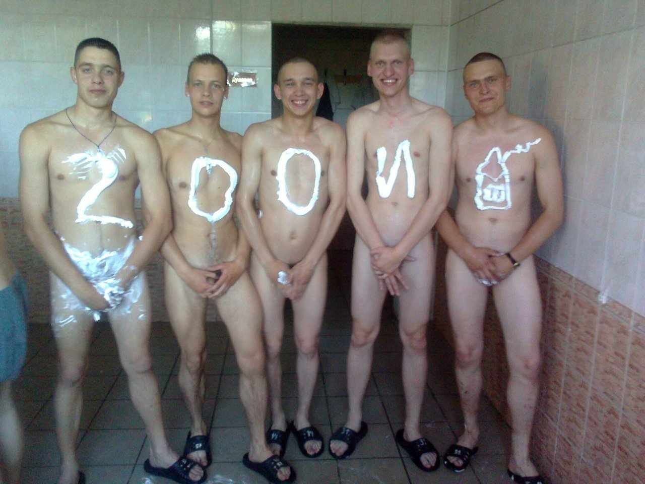 голые парни солдатская баня фото 41