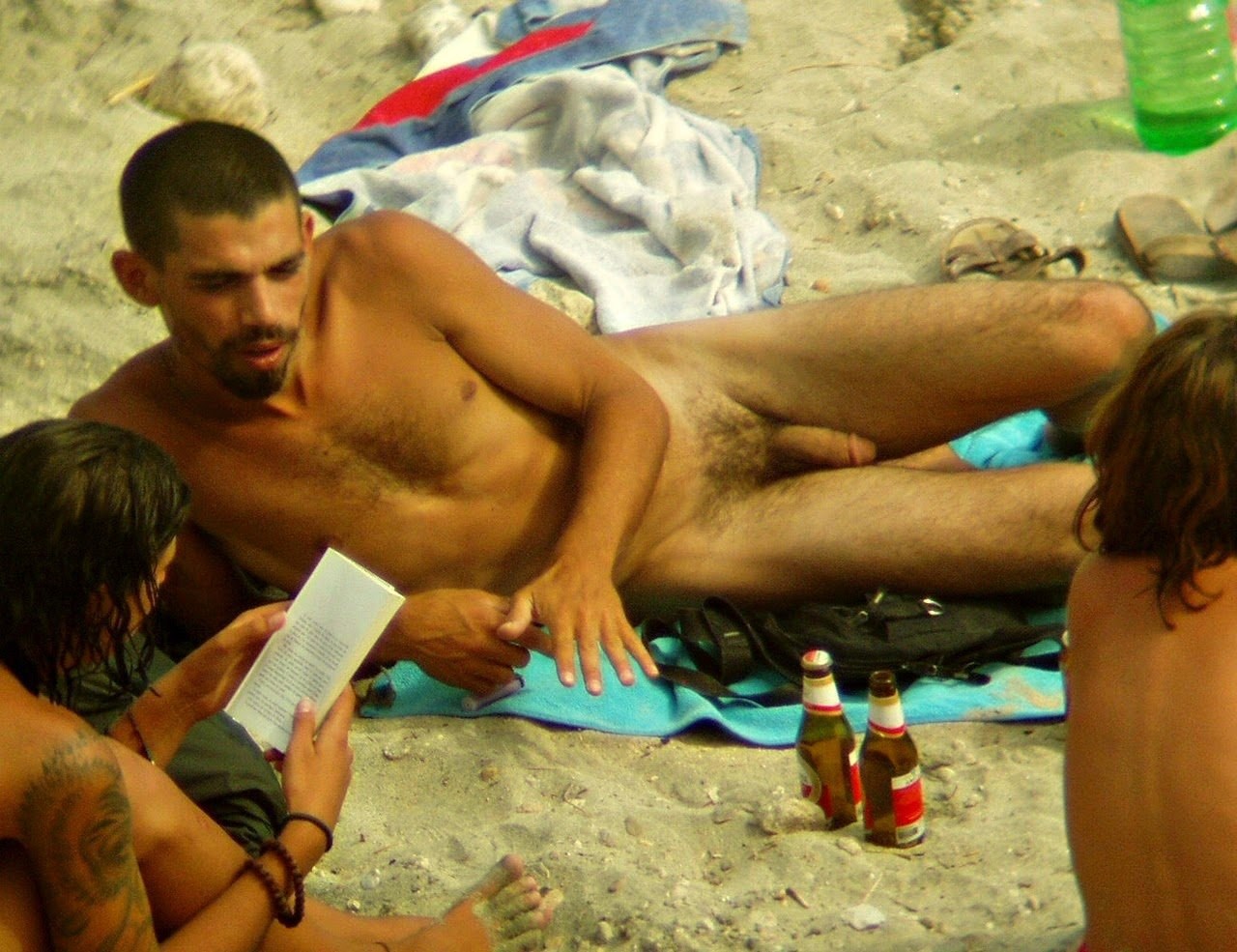 парни на пляже с голыми членами фото 100