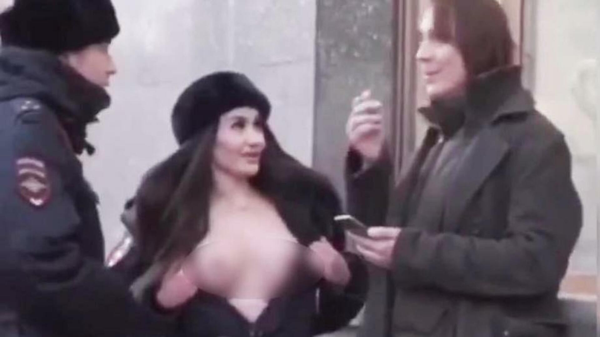 Кира майер показывала грудь