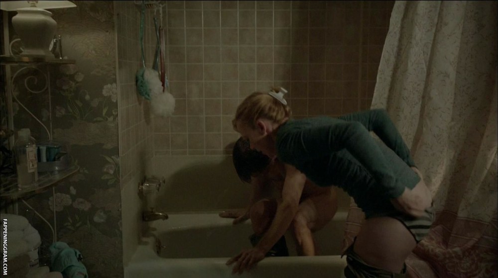 Эмили Бергл голая