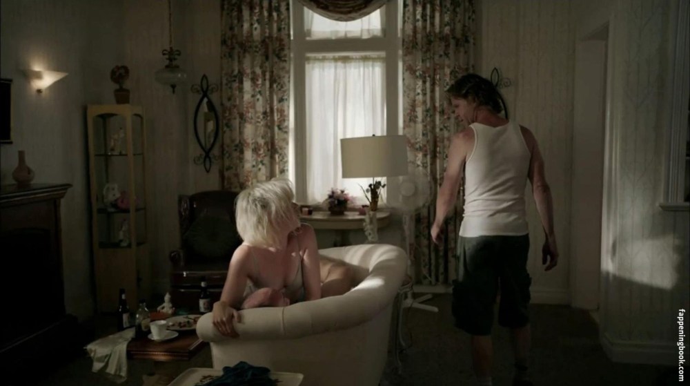 Эмили Бергл голая