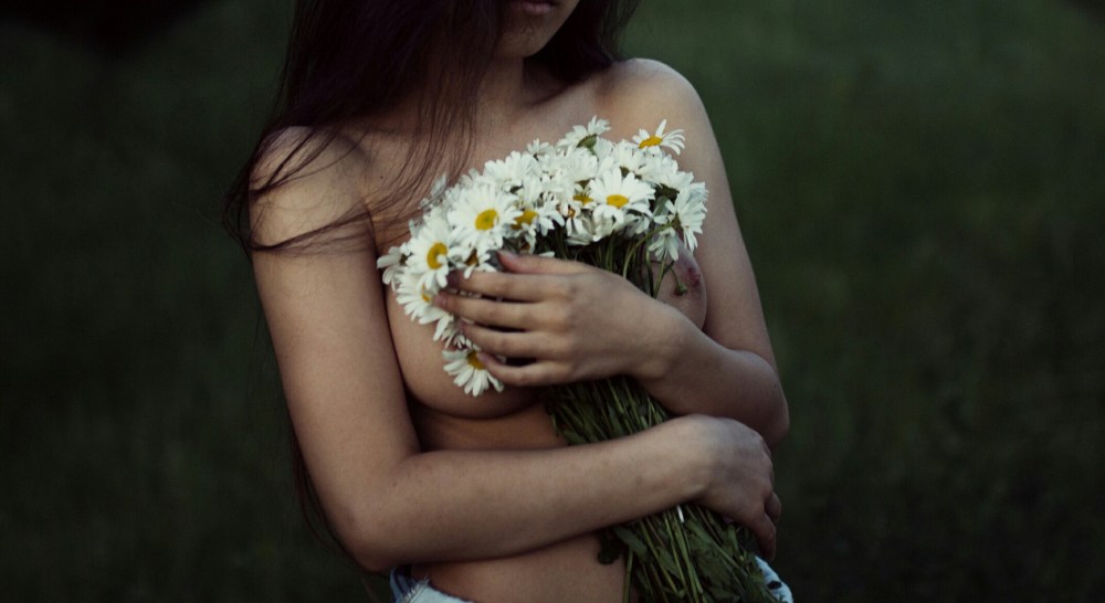 Фотосессия с цветами которые прикрывают грудь на природе