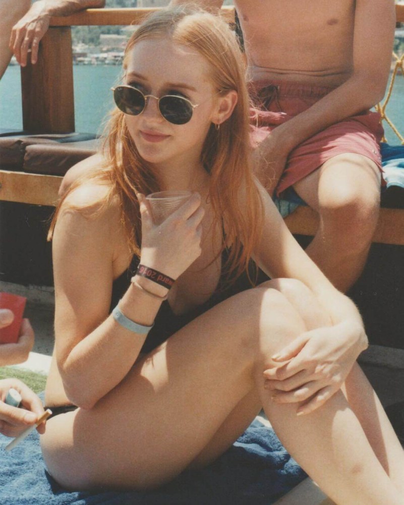 Дженнифер Тилли сиськи