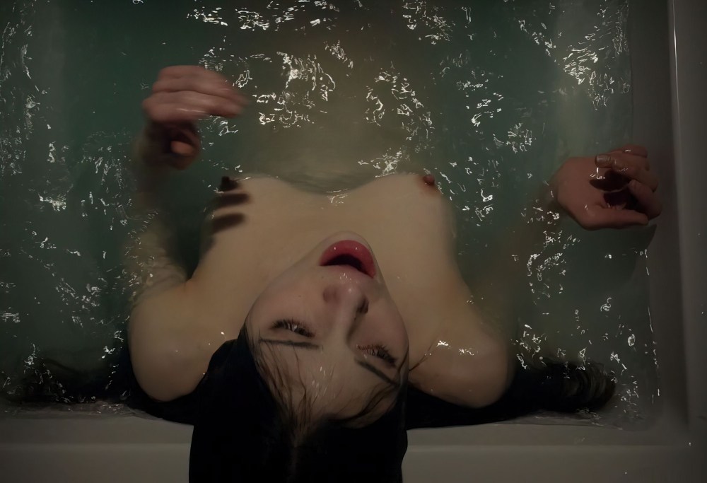 India Eisley тёмное зеркало горячие