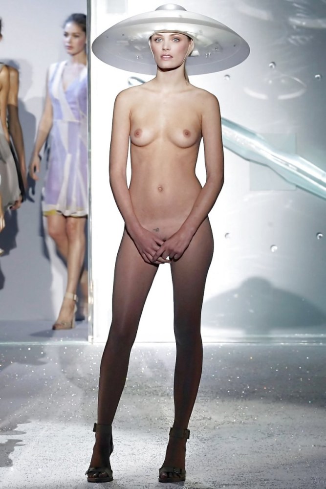 Alejandra Guilmant голая на подиуме