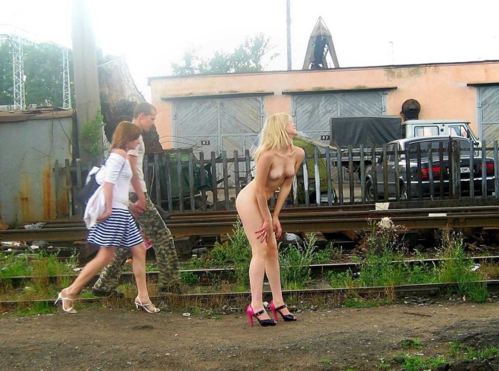 Маленькая попка голая на природе