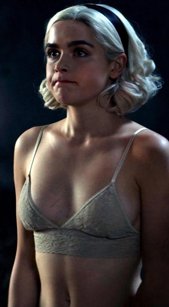 Кирнан Шипка в Нижнем белье в Сабрине