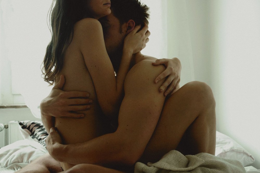 Эмма Мэй красивая грудь