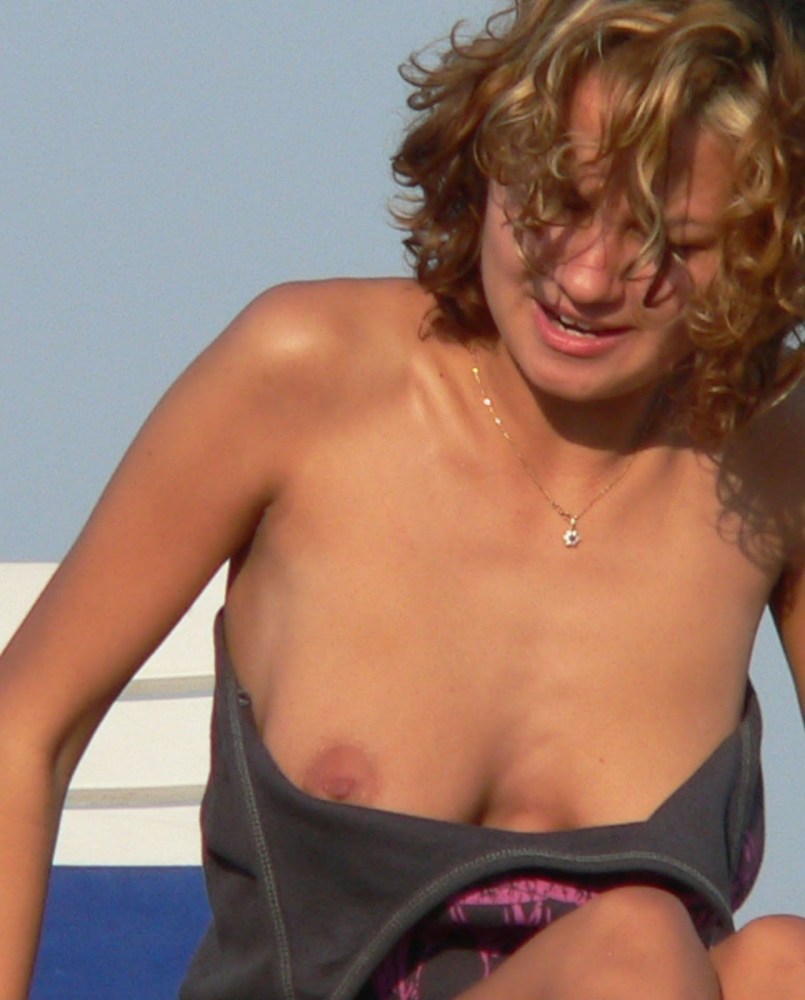Маленькие сиськи на пляже downblouse
