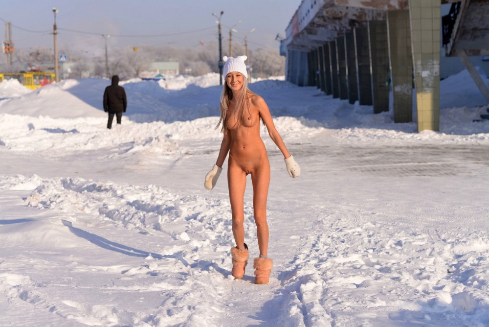 Голые женщины зимой на улице