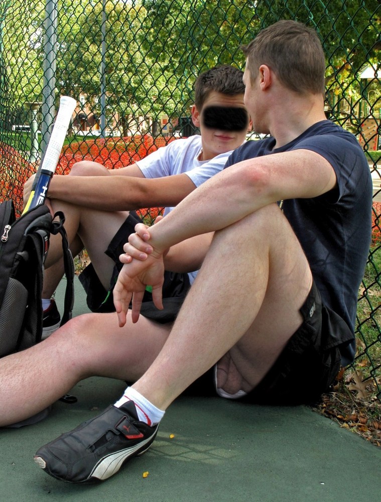 Огромный пенис в шортах