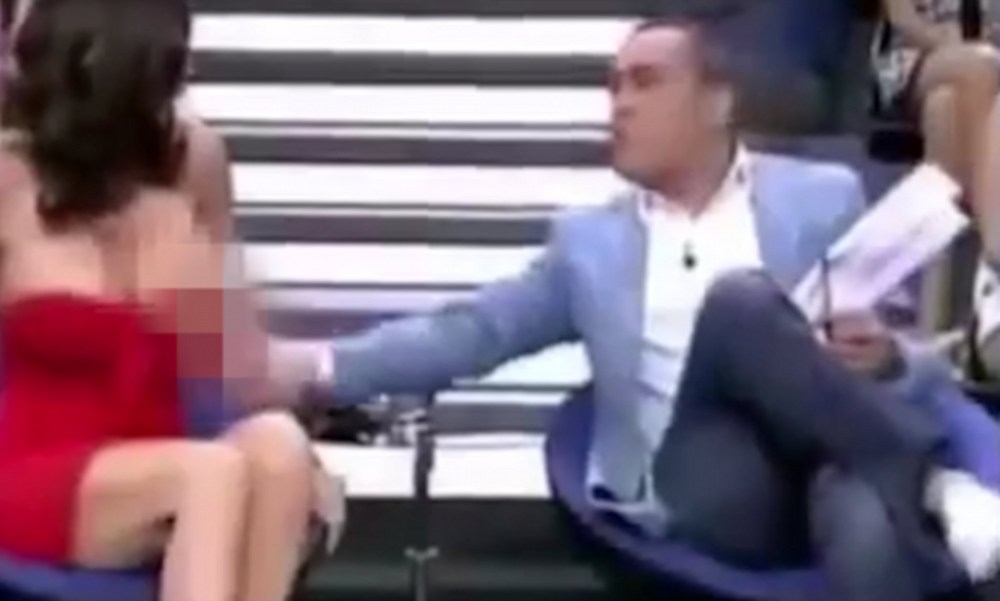 Сиська вывалилась из купальника