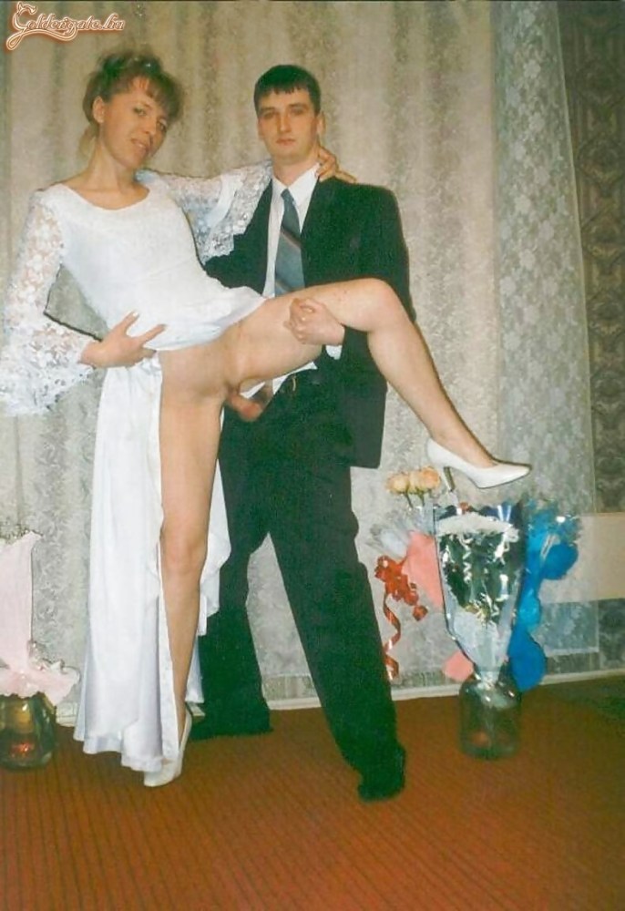 Невеста на свадьбе без трусиков