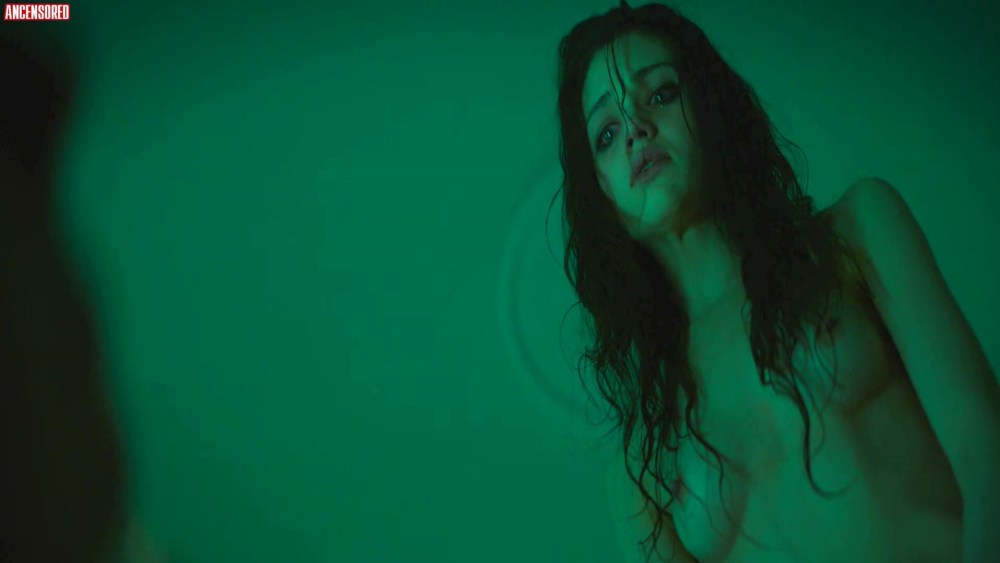 India Eisley тёмное зеркало горячие