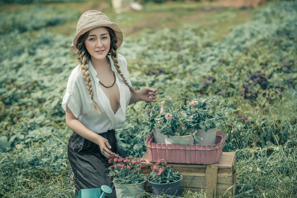 Русские женщины на фоне ковра