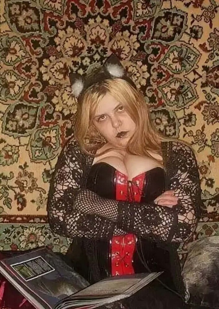 Девушки на фоне ковра