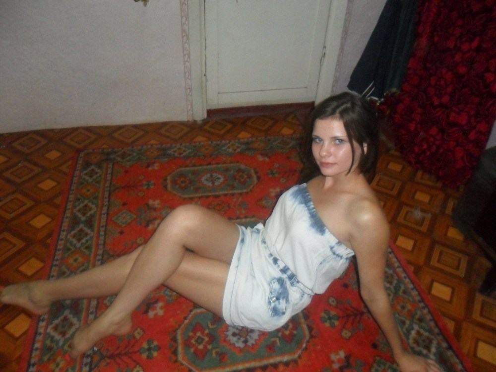 Девушка на ковре