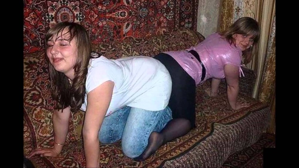 Красавицы на фоне ковров